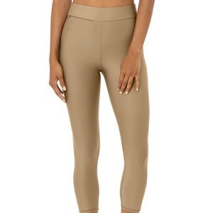 ALO Airlift High-Waist Conceal-Zip Capri in Gravel Size XS